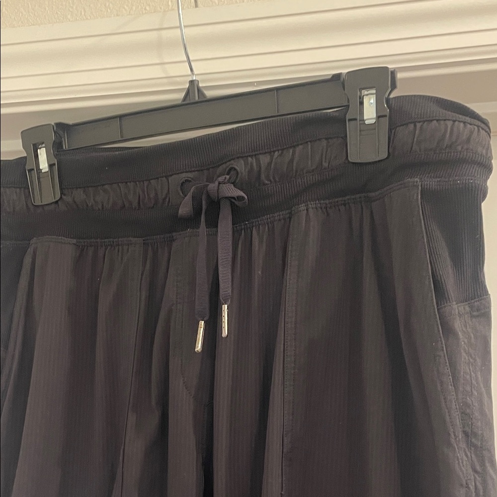 Lululemon Athletica Dance Studio Mid-Rise Crop Pant excellent condition - Picture 3 of 4